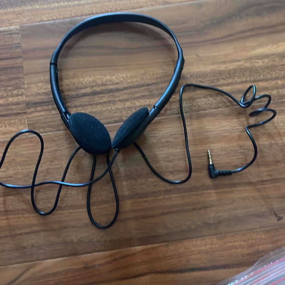 Black Wired Headphones - Picture 3 of 3